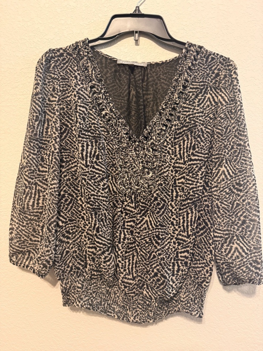 Daniel Rainn Black & White V-Neck Patterned Blouse